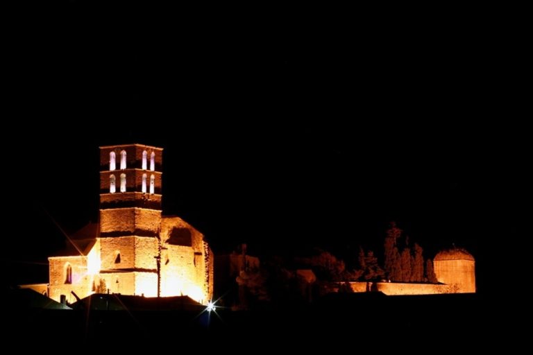 Clocher et château de nuit